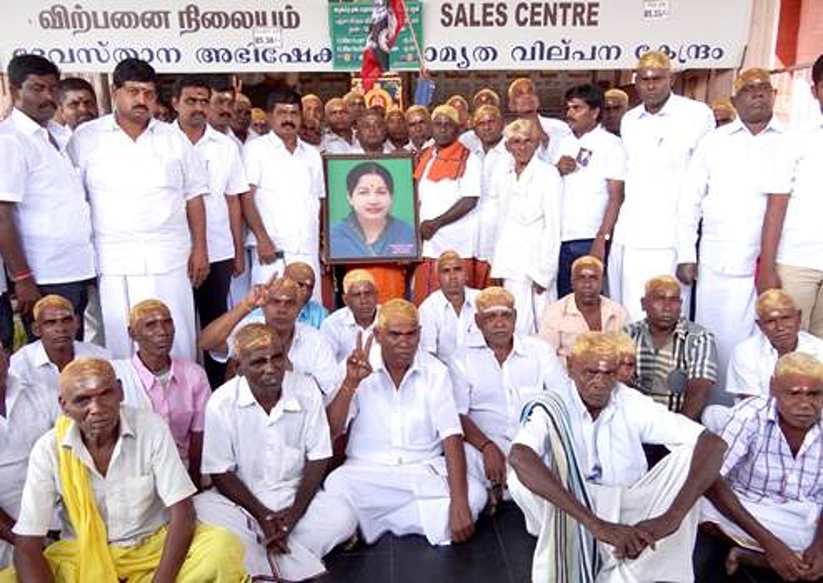 வழக்குளில் இருந்து ஜெயலலிதா விடுபட வேண்டி கோவை மாவட்டத்தை சேர்ந்த 50 பேர் பழனியில் மொட்டை